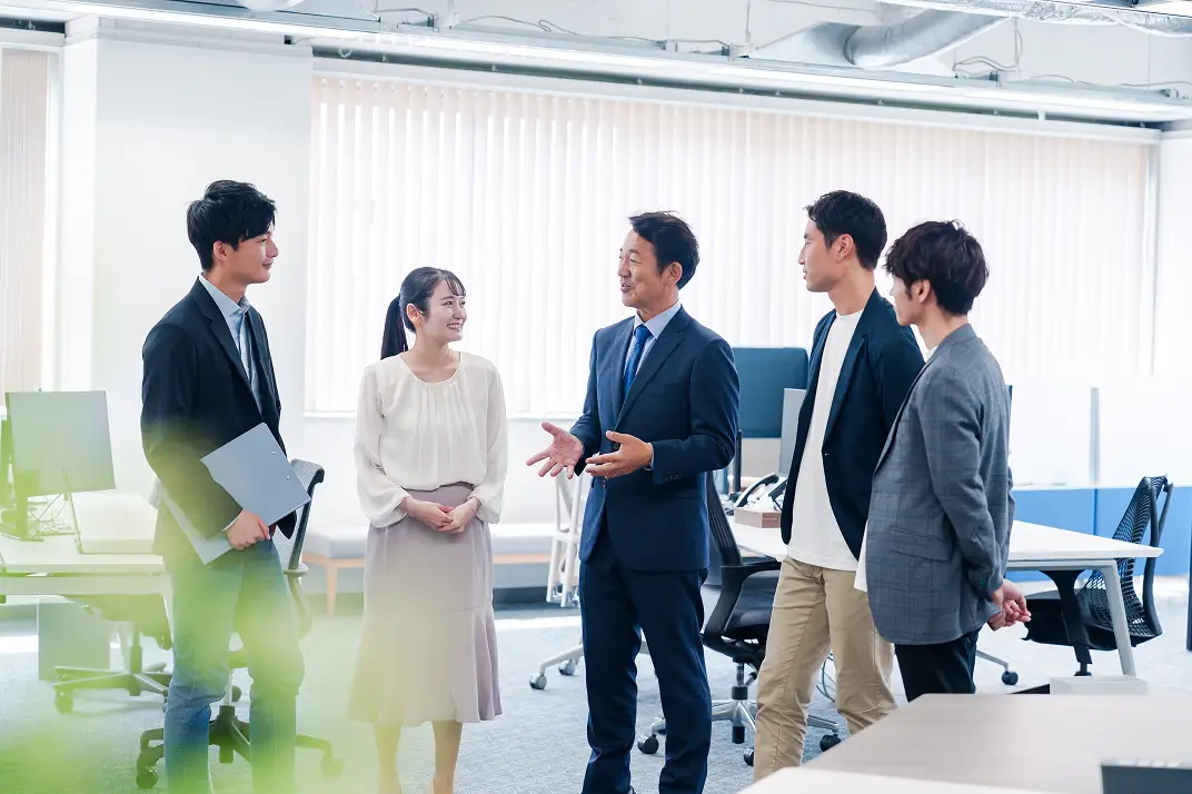 オフィスで会話するビジネスパーソン