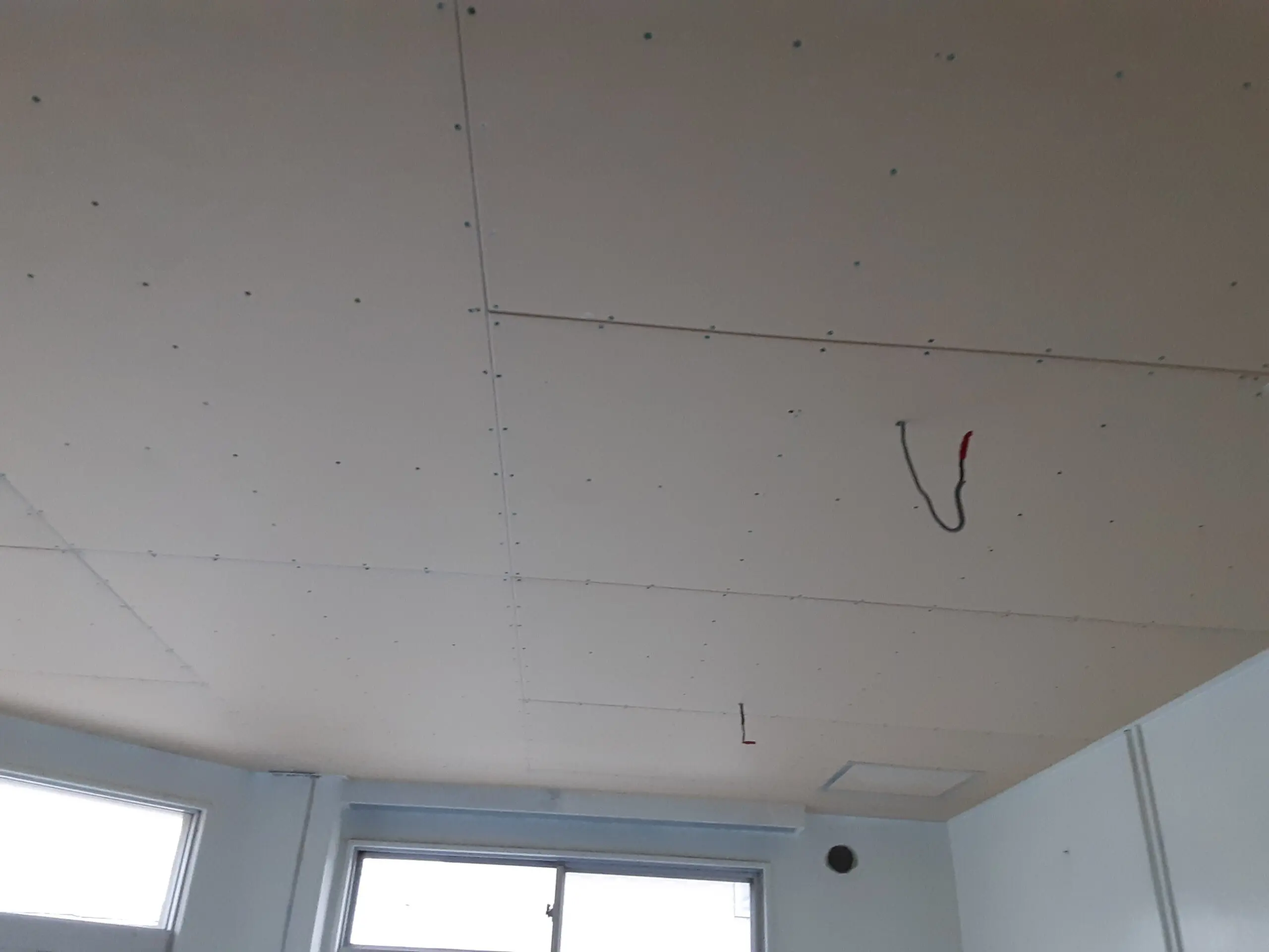 エアコン新設および内装補修を行いました。