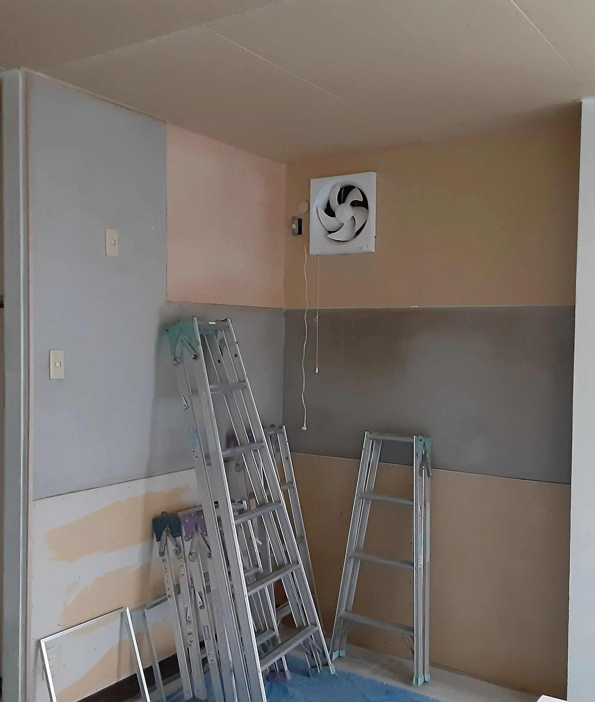 エアコン新設および内装補修を行いました。