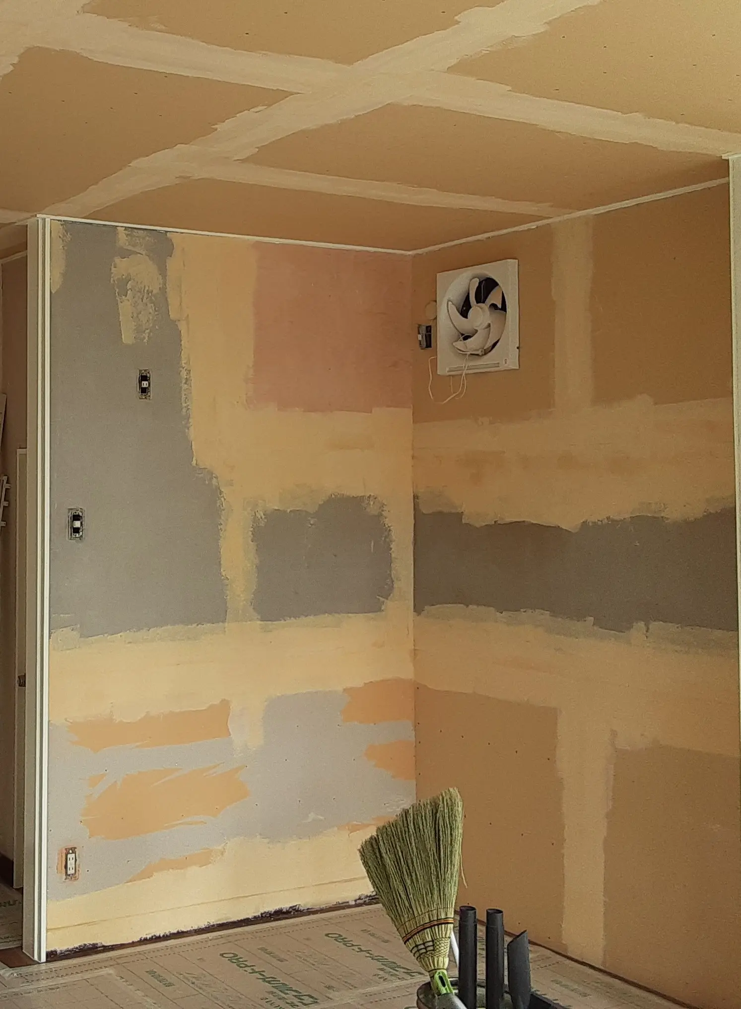 エアコン新設および内装補修を行いました。