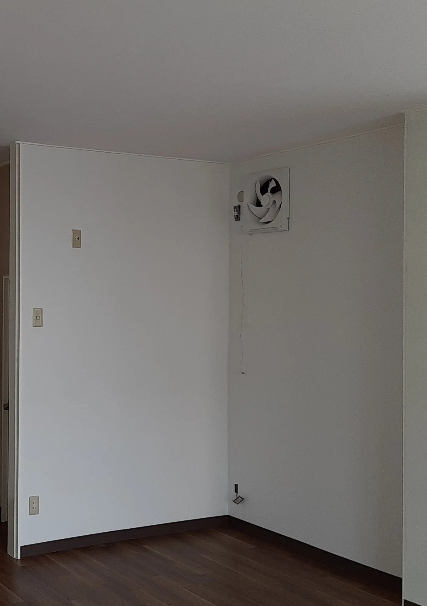 エアコン新設および内装補修を行いました。