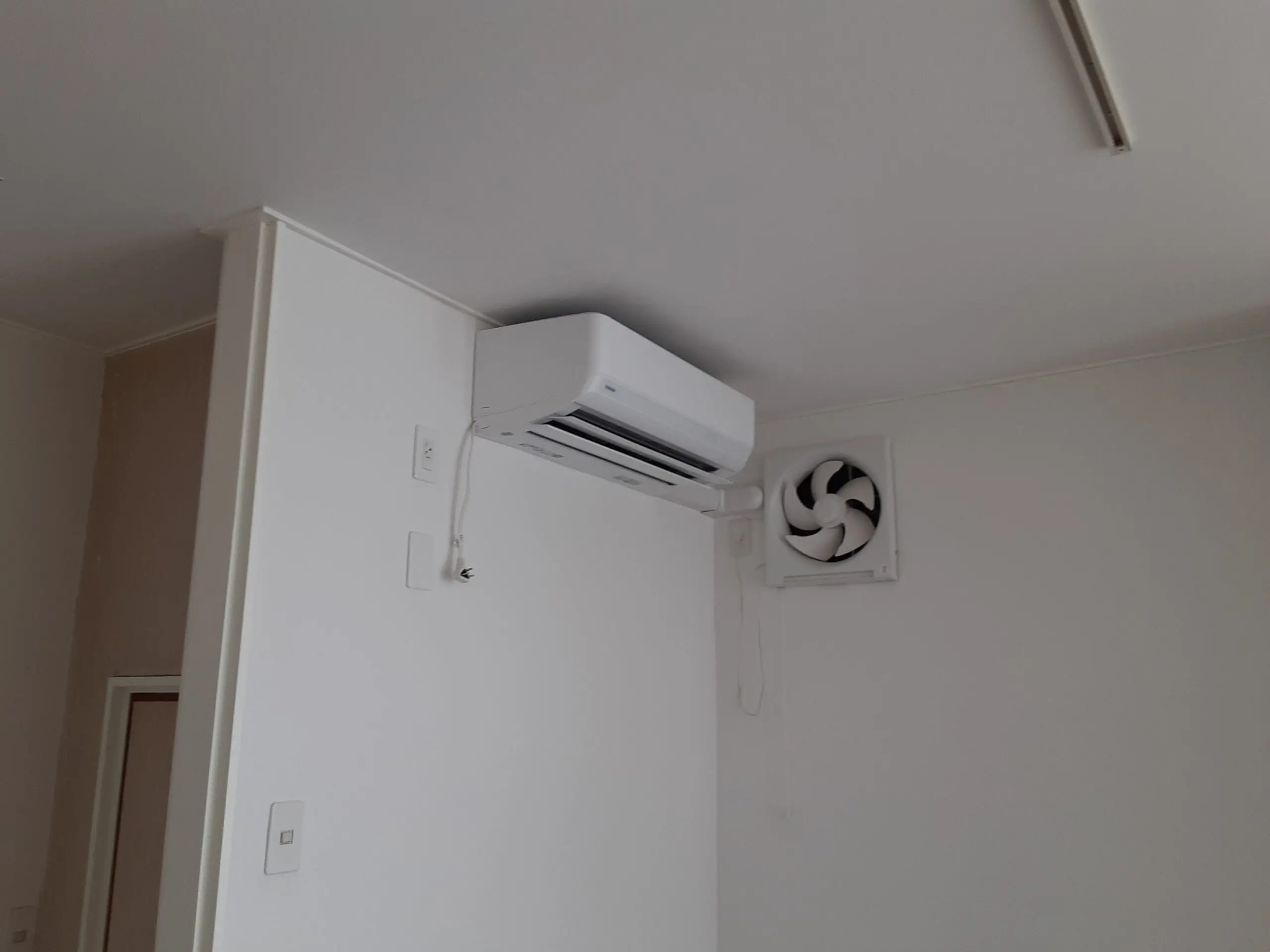 エアコン新設および内装補修を行いました。