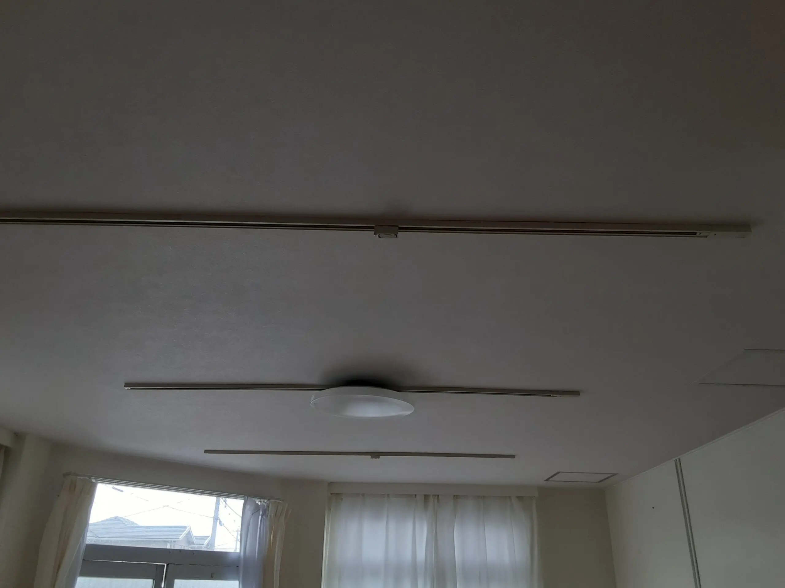 エアコン新設および内装補修を行いました。