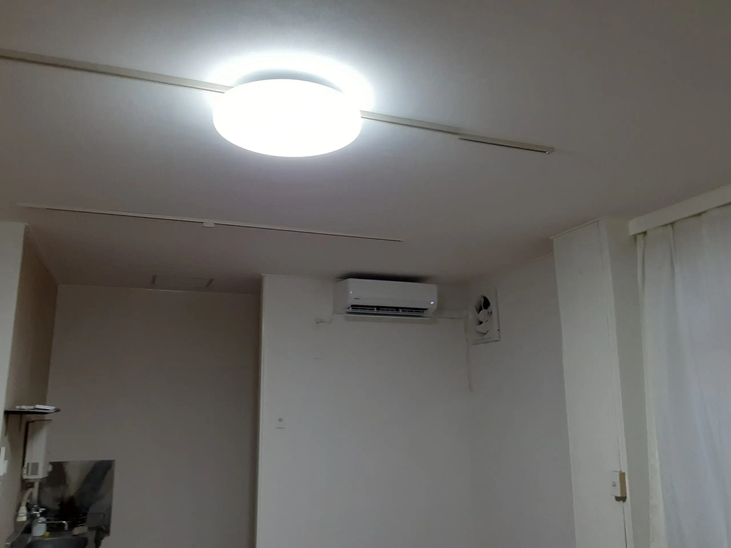 エアコン新設および内装補修を行いました。