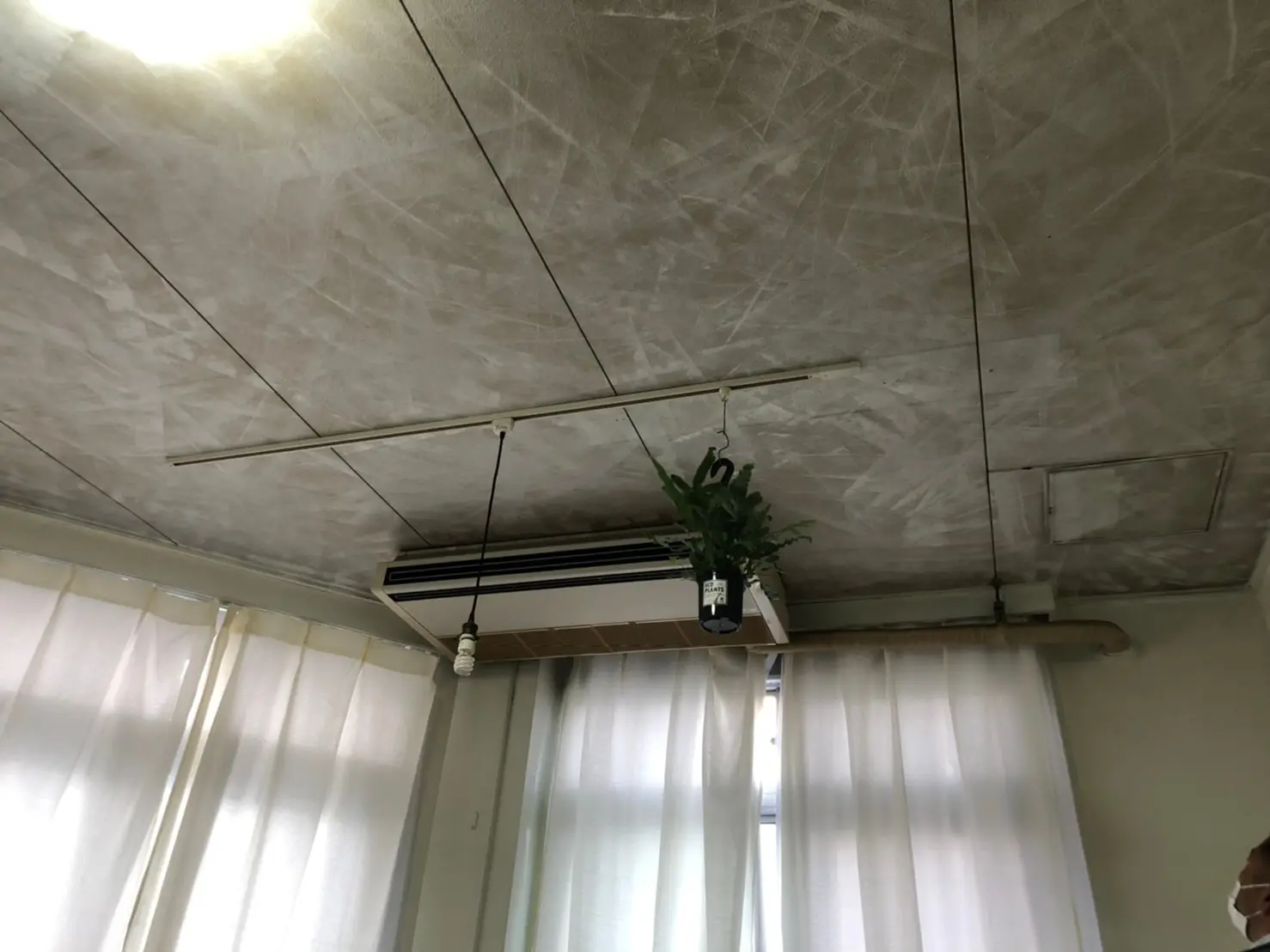 エアコン新設および内装補修を行いました。